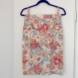 Floral, pencil, Zara skirt. Size small in excellent condition.